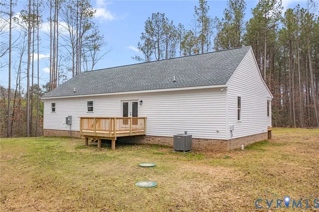 a view of a house with backyard and trees