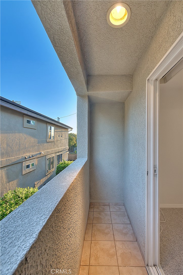 3105 Walton Avenue Los Angeles, CA 90007 - Photo 27 of 38 a view of a balcony