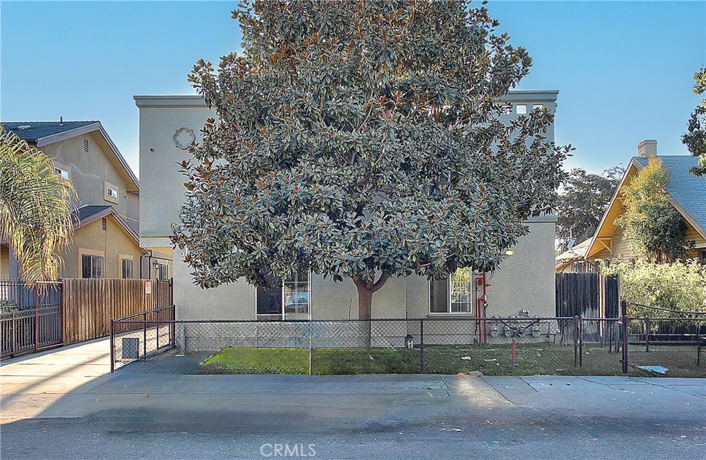 3105 Walton Avenue Los Angeles, CA 90007 - Photo 37 of 38 a view of house with a street