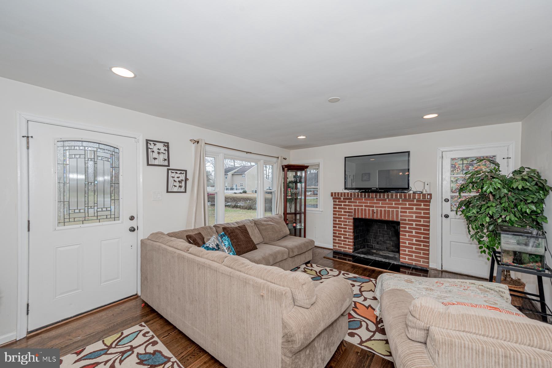 3 Cedarhill Road Randallstown, MD 21133 - Photo 14 of 37 Living Room- Fireplace is real but Is for show