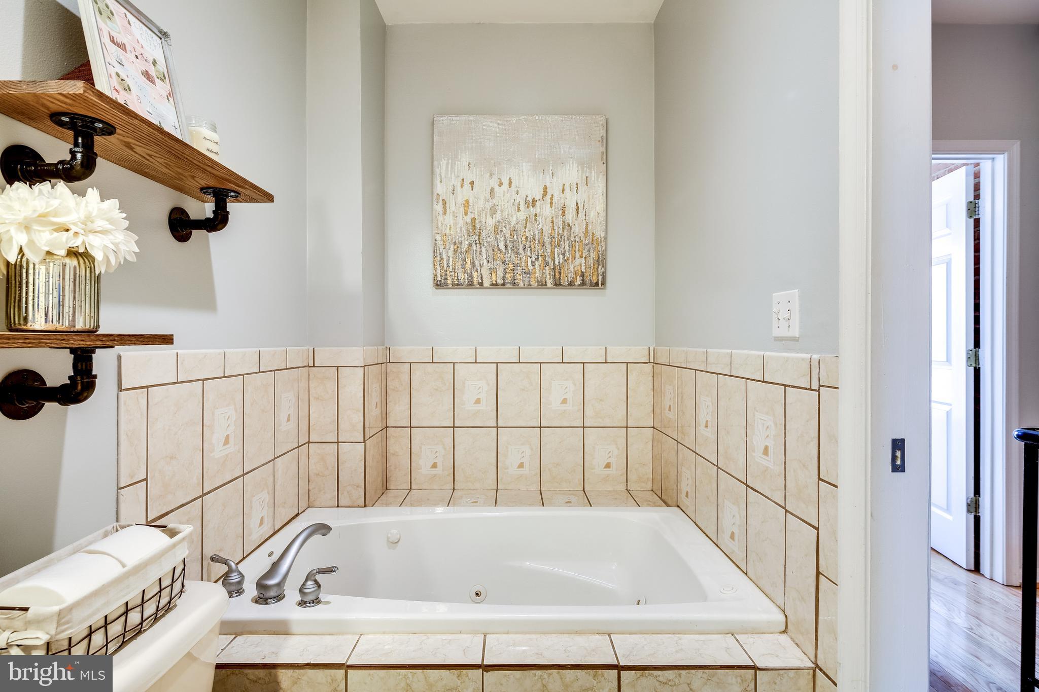 728 South Curley Street Baltimore, MD 21224 - Photo 17 of 29 Full Bath with Jetted Soaking Tub