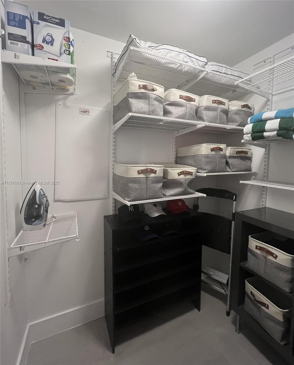 90 Southwest 3rd Street, Unit 1514 Miami, FL 33130 - Photo 11 of 25 a utility room with dryer and washer