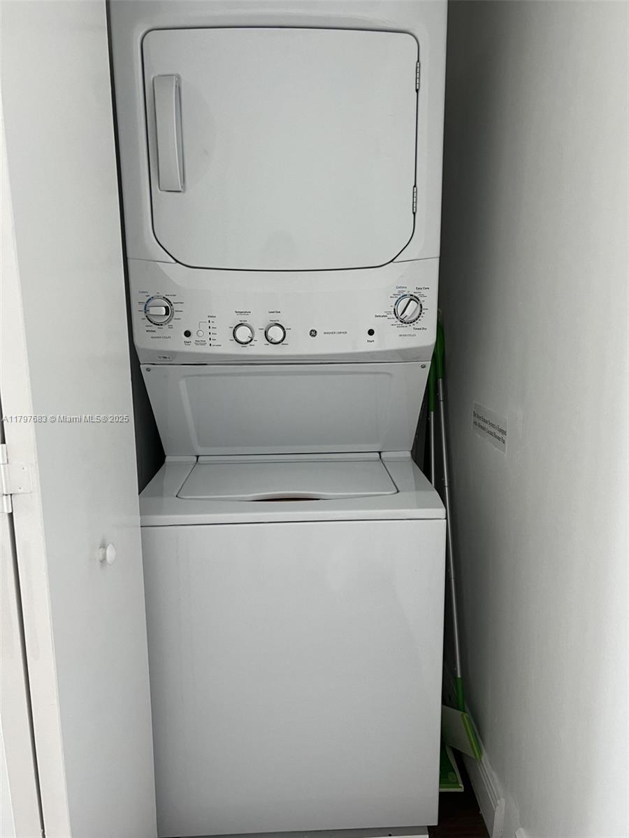90 Southwest 3rd Street, Unit 1514 Miami, FL 33130 - Photo 14 of 25 a utility room with dryer and washer