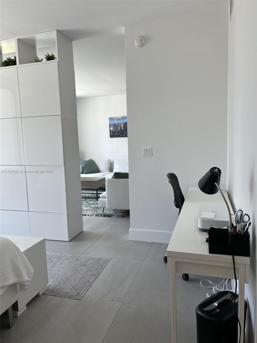 90 Southwest 3rd Street, Unit 1514 Miami, FL 33130 - Photo 20 of 25 a living room with furniture and gym equipment