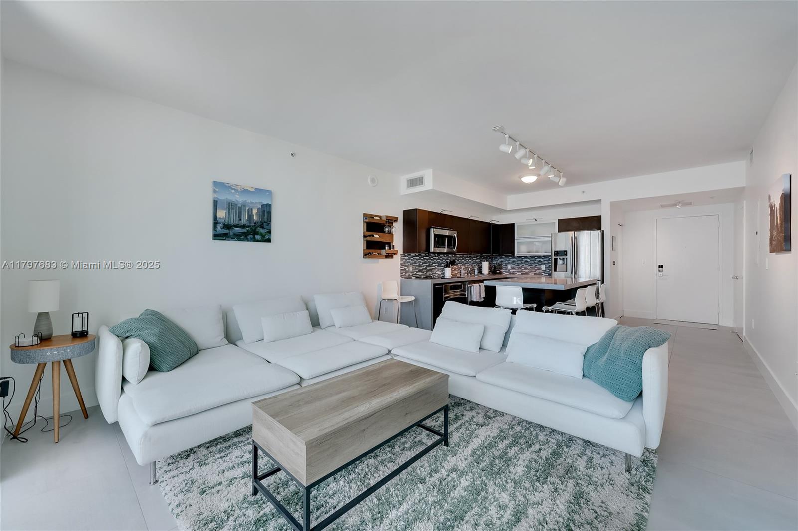 90 Southwest 3rd Street, Unit 1514 Miami, FL 33130 - Photo 5 of 25 a living room with furniture and a rug
