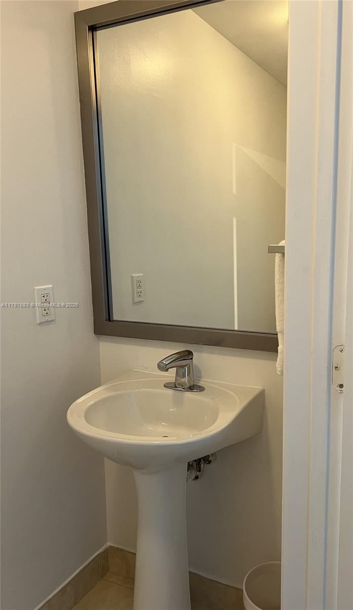 90 Southwest 3rd Street, Unit 1514 Miami, FL 33130 - Photo 10 of 25 a bathroom with a sink and a mirror
