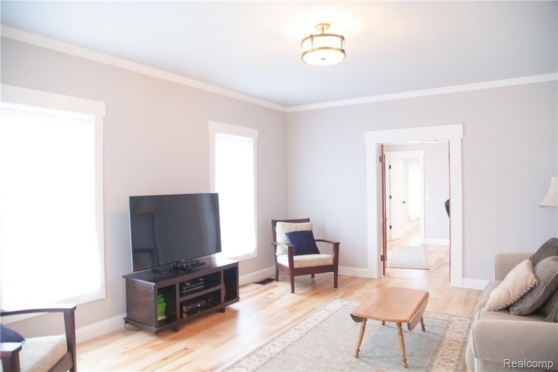 1674 East Romeo Road Oakland, MI 48363 - Photo 15 of 53 Living room