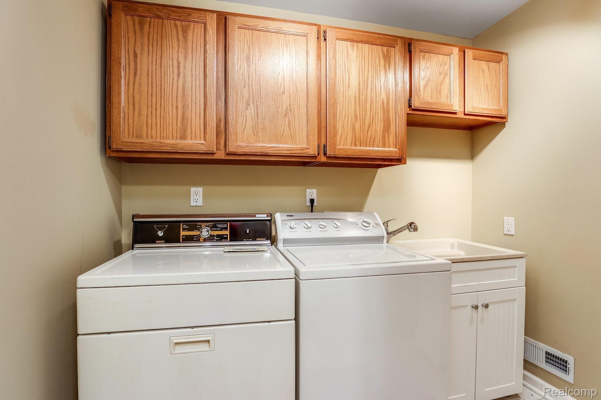 34242 Freedom Road Farmington, MI 48335 - Photo 22 of 32 22-web-or-mls-34242 Freedom Road Farmington026.jpg