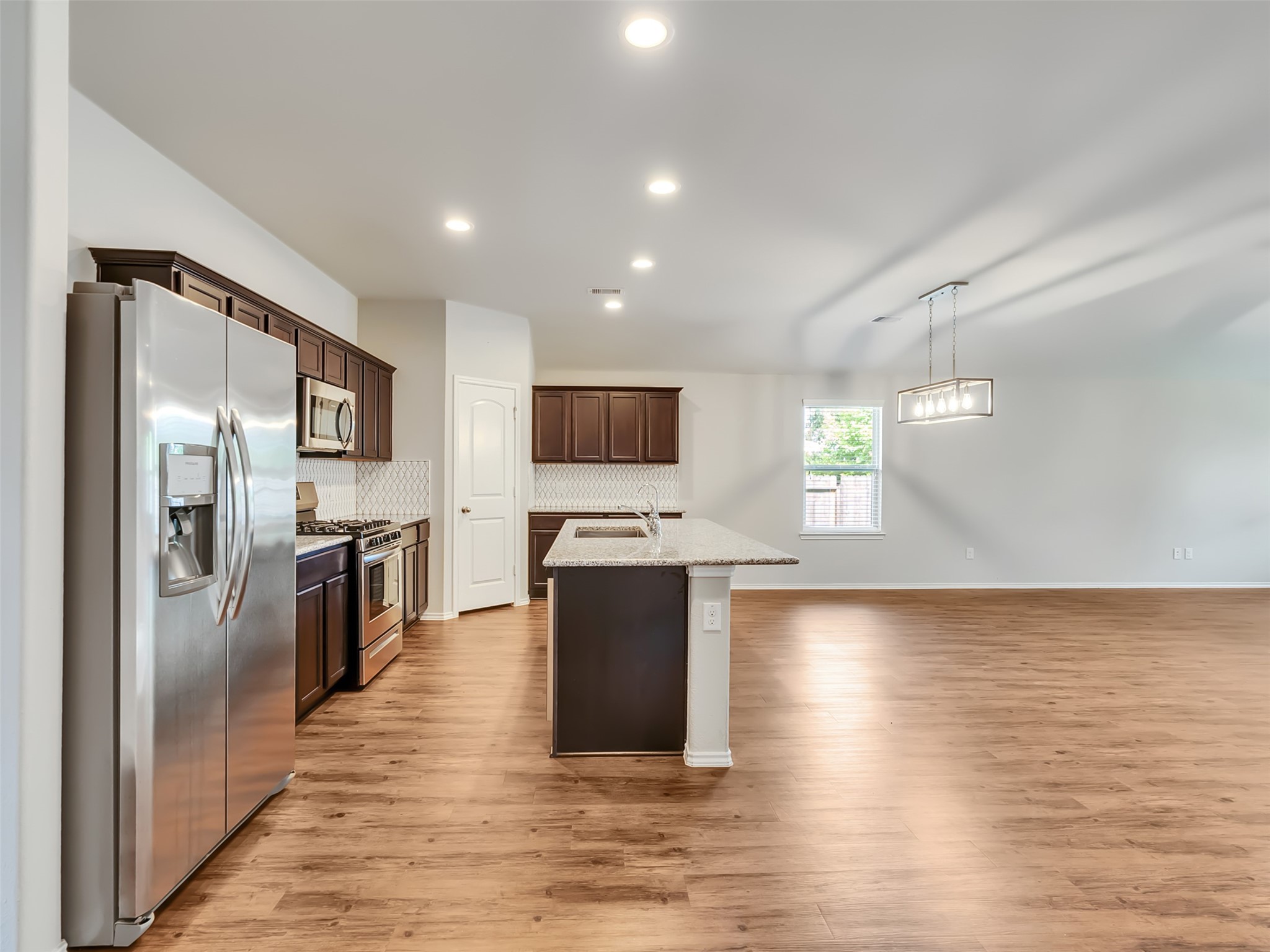 14106 Locke Point Court Conroe, TX 77384 - Photo 9 of 37