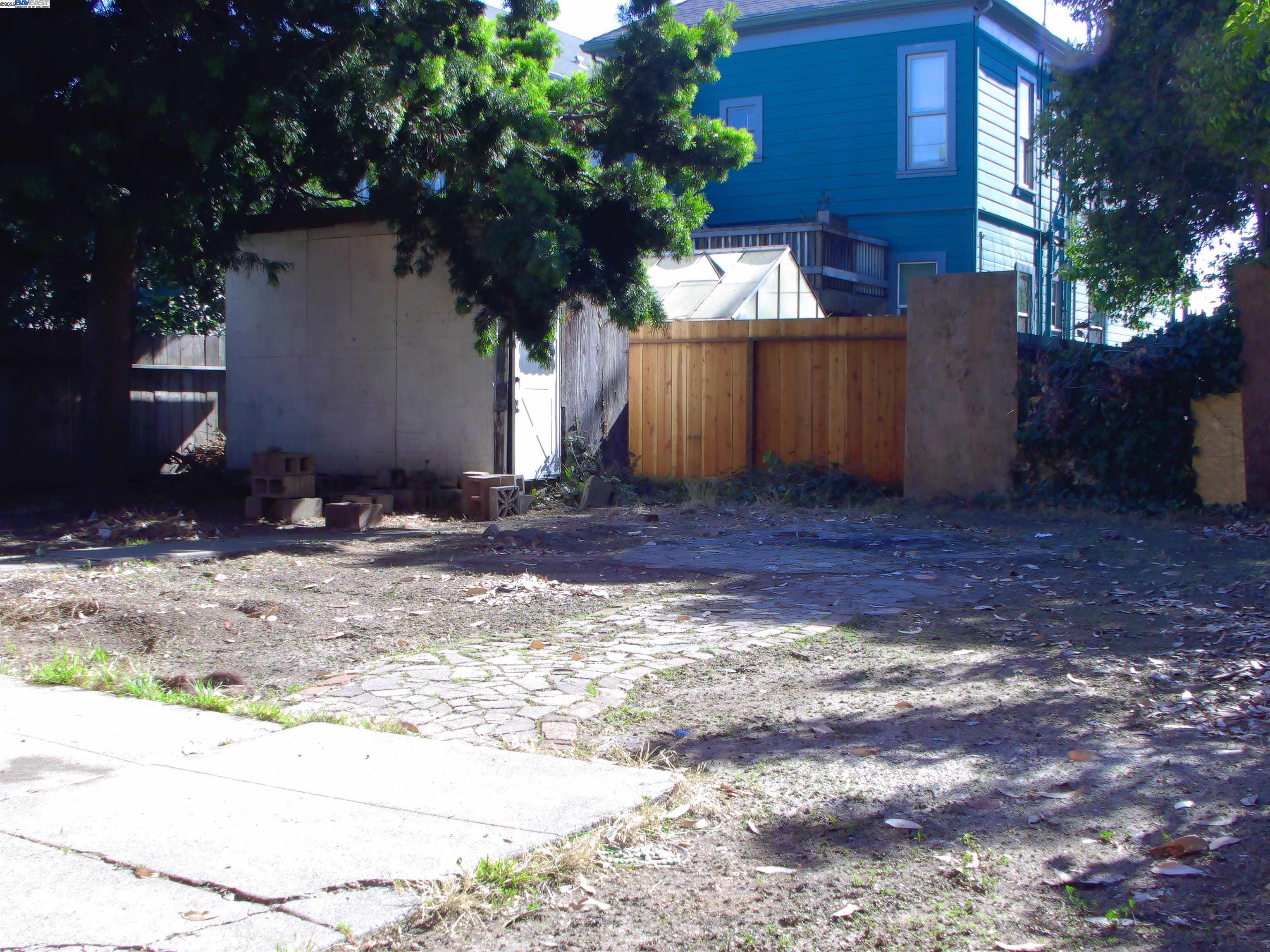 577 48th Street Oakland, CA 94609 - Photo 6 of 11 a view of a house with a yard