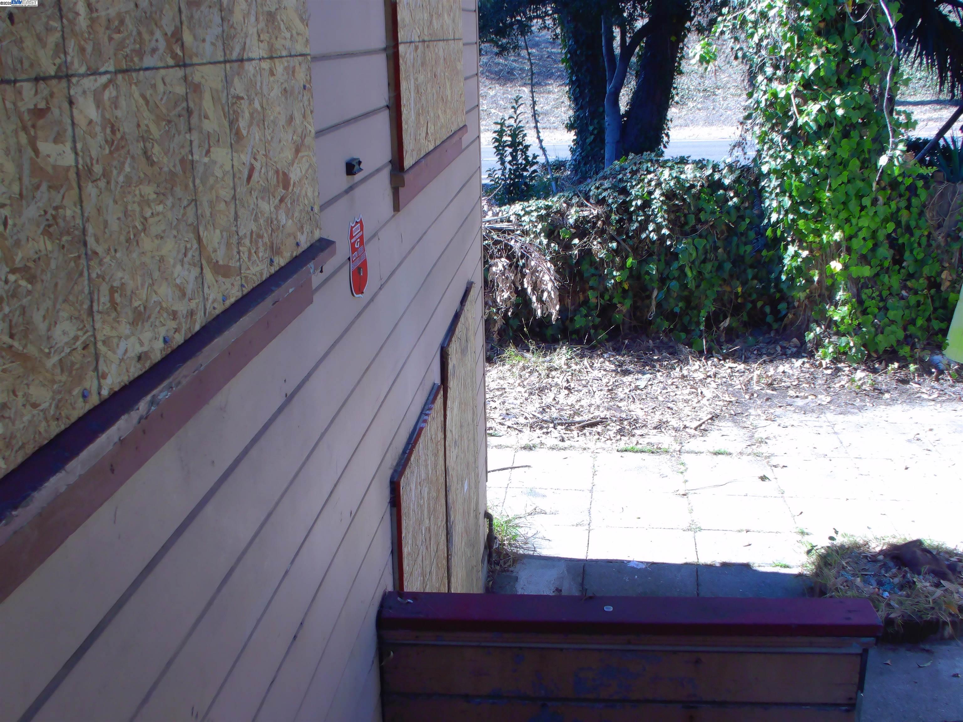 577 48th Street Oakland, CA 94609 - Photo 10 of 11 a view of sky from balcony
