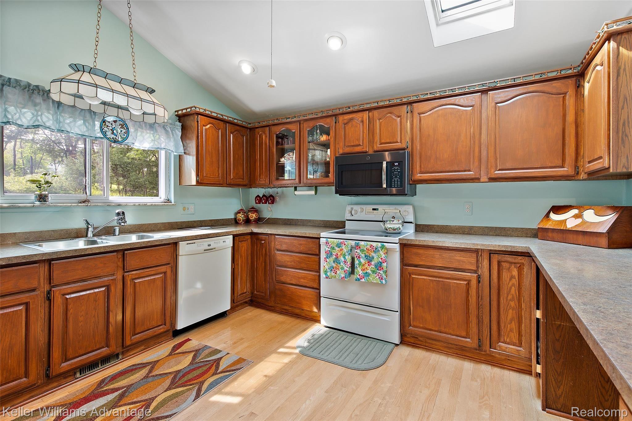 112 East Maryknoll Road Rochester, MI 48309 - Photo 14 of 47 Large Kitchen with plenty of cabinet & counter space