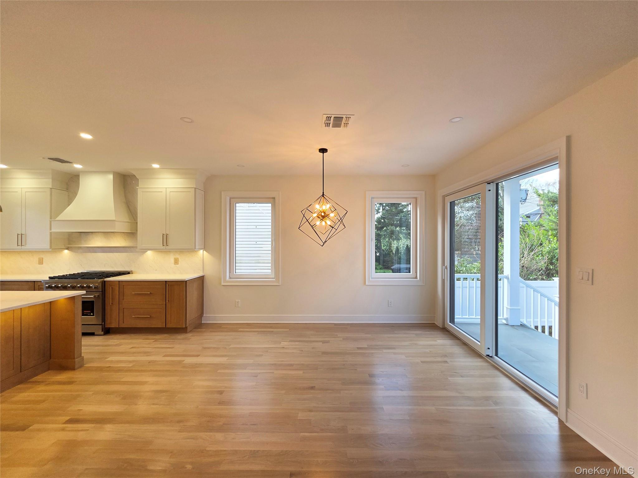 208 Wetherill Road Garden City, NY 11530 - Photo 8 of 34