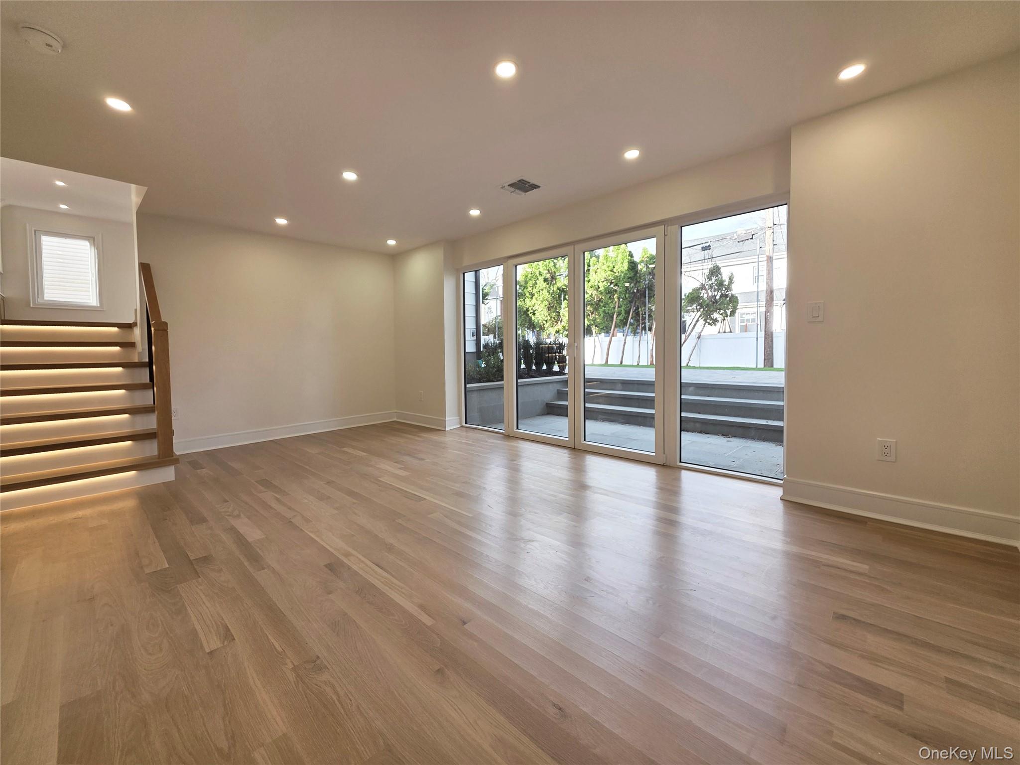 208 Wetherill Road Garden City, NY 11530 - Photo 9 of 34