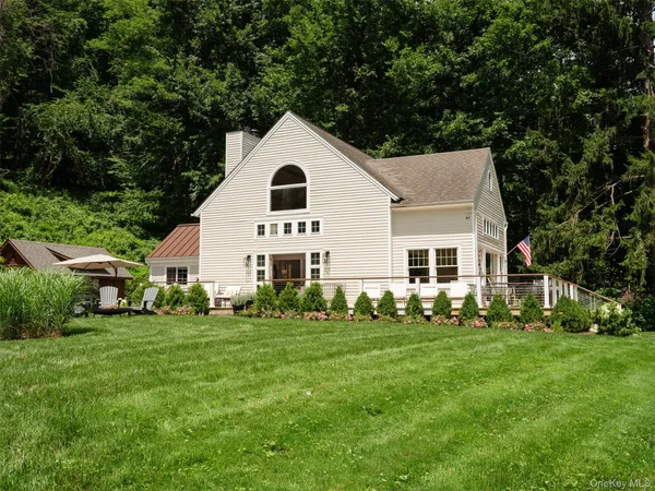 a view of house with garden