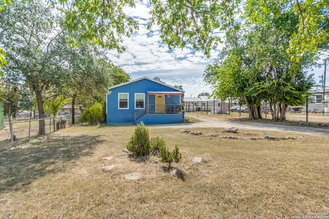$325,000 | 1505 Sycamore Street, Bandera, TX 78003