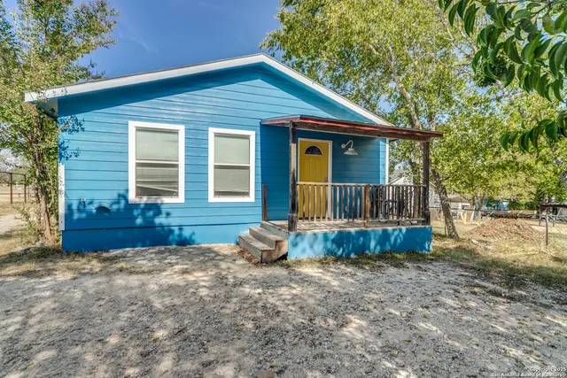 a view of a house with a yard tub and tree