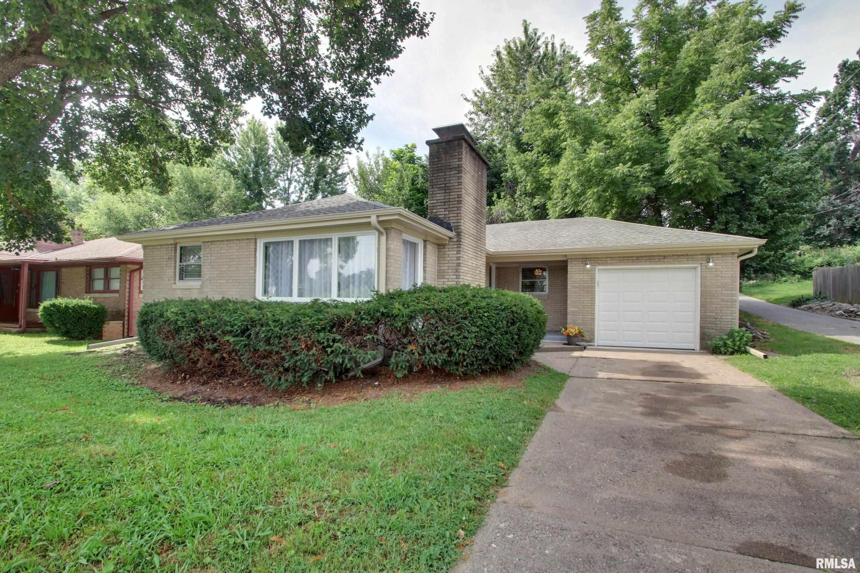 916 Locust Street Quincy, IL 62301 - Photo 1 of 21