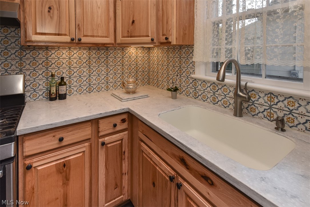 1525 South Noble Road Cleveland, OH 44121 - Photo 11 of 31