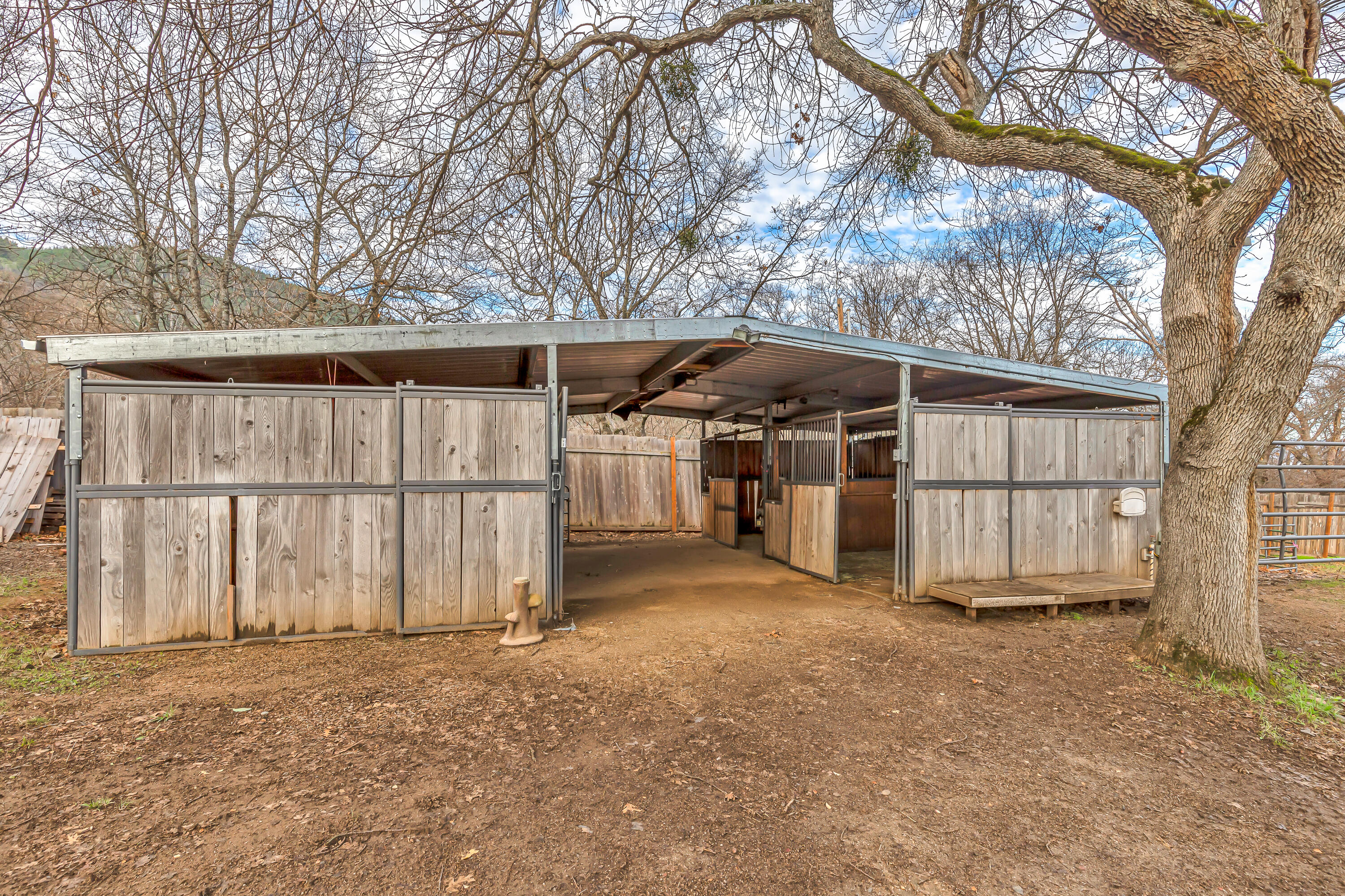 4260 Clayton Road Ashland, OR 97520 - Photo 29 of 41 Stable