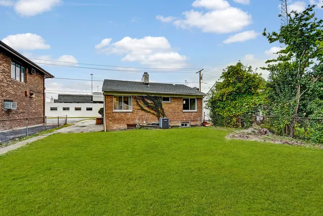 a view of a house with backyard