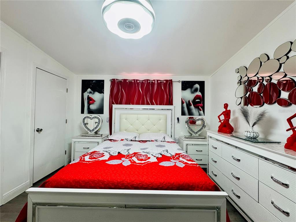 18304 Cedarhurst Road Orlando, FL 32820 - Photo 7 of 24 a room with a dresser and window