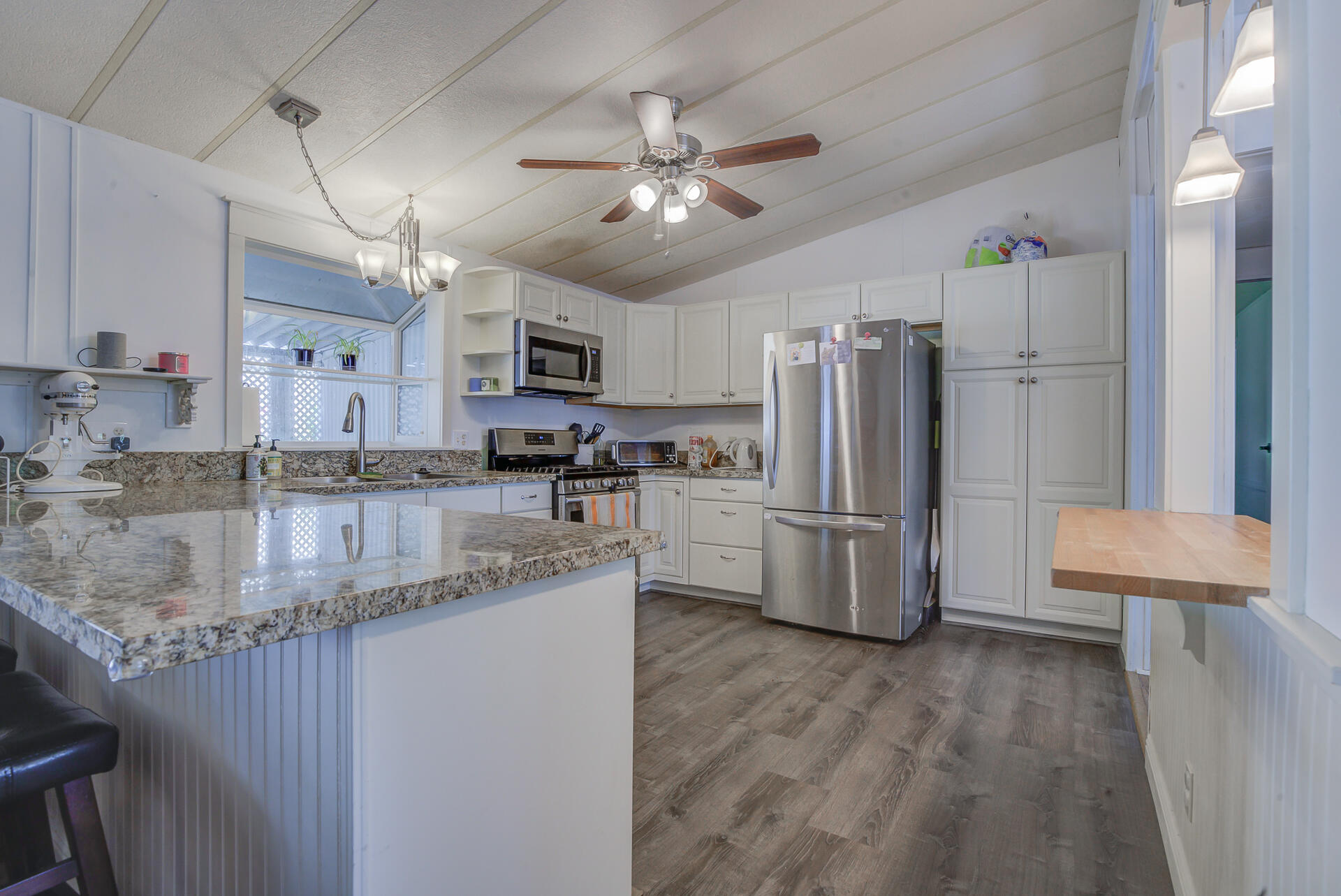 1070 Mountain Shadows Boulevard Redding, CA 96003 - Photo 4 of 13 Kitchen