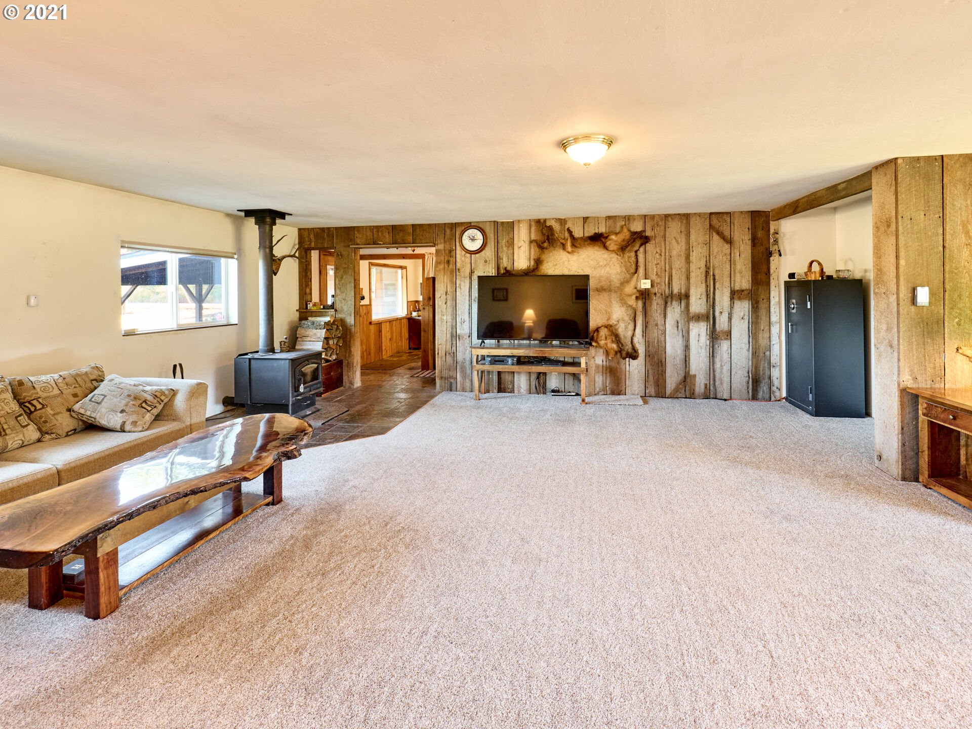 36799 South Hibbard Road Molalla, OR 97038 - Photo 3 of 32 a living room with furniture and a flat screen tv