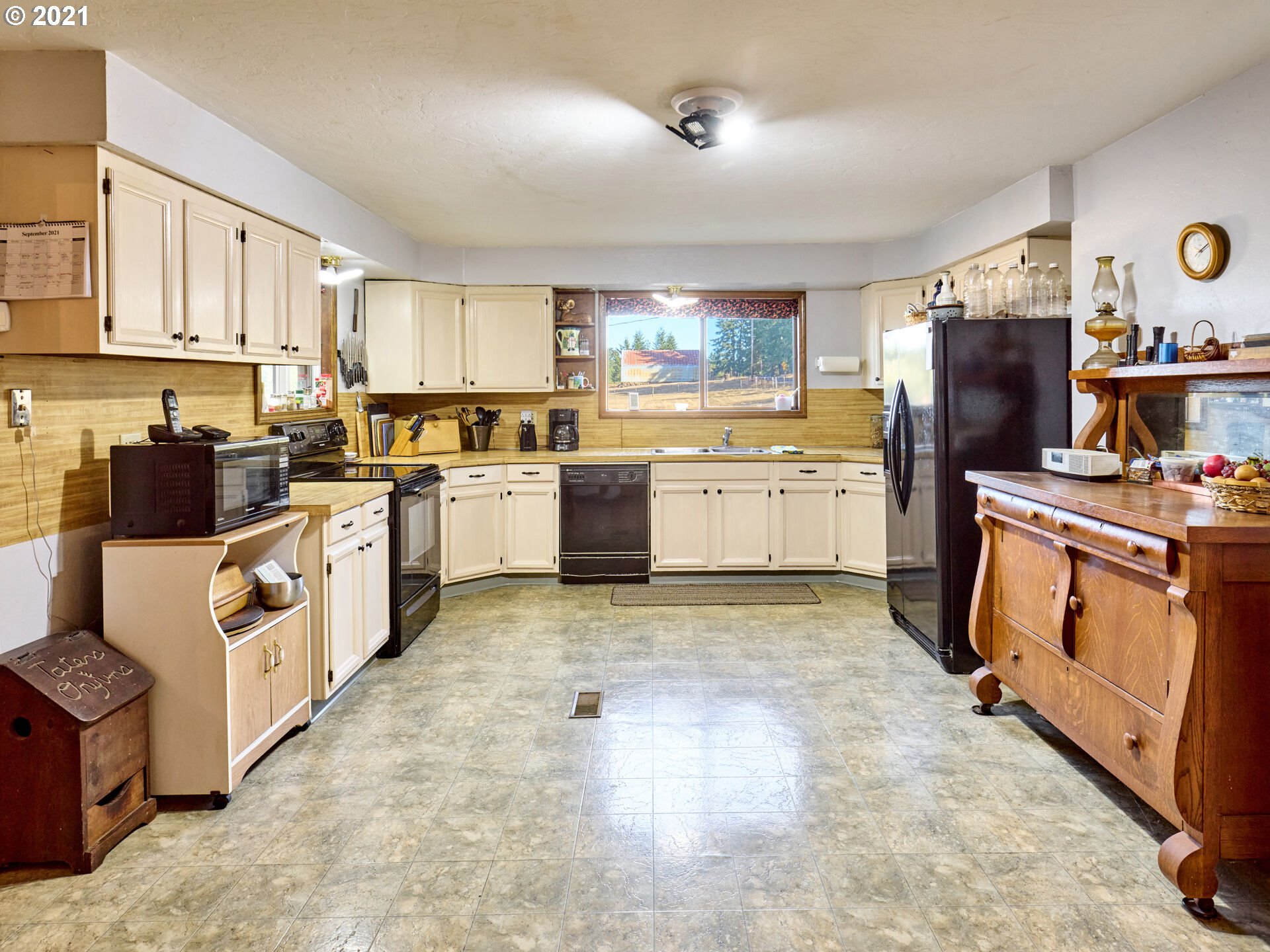 36799 South Hibbard Road Molalla, OR 97038 - Photo 5 of 32 a kitchen with stove cabinets and refrigerator