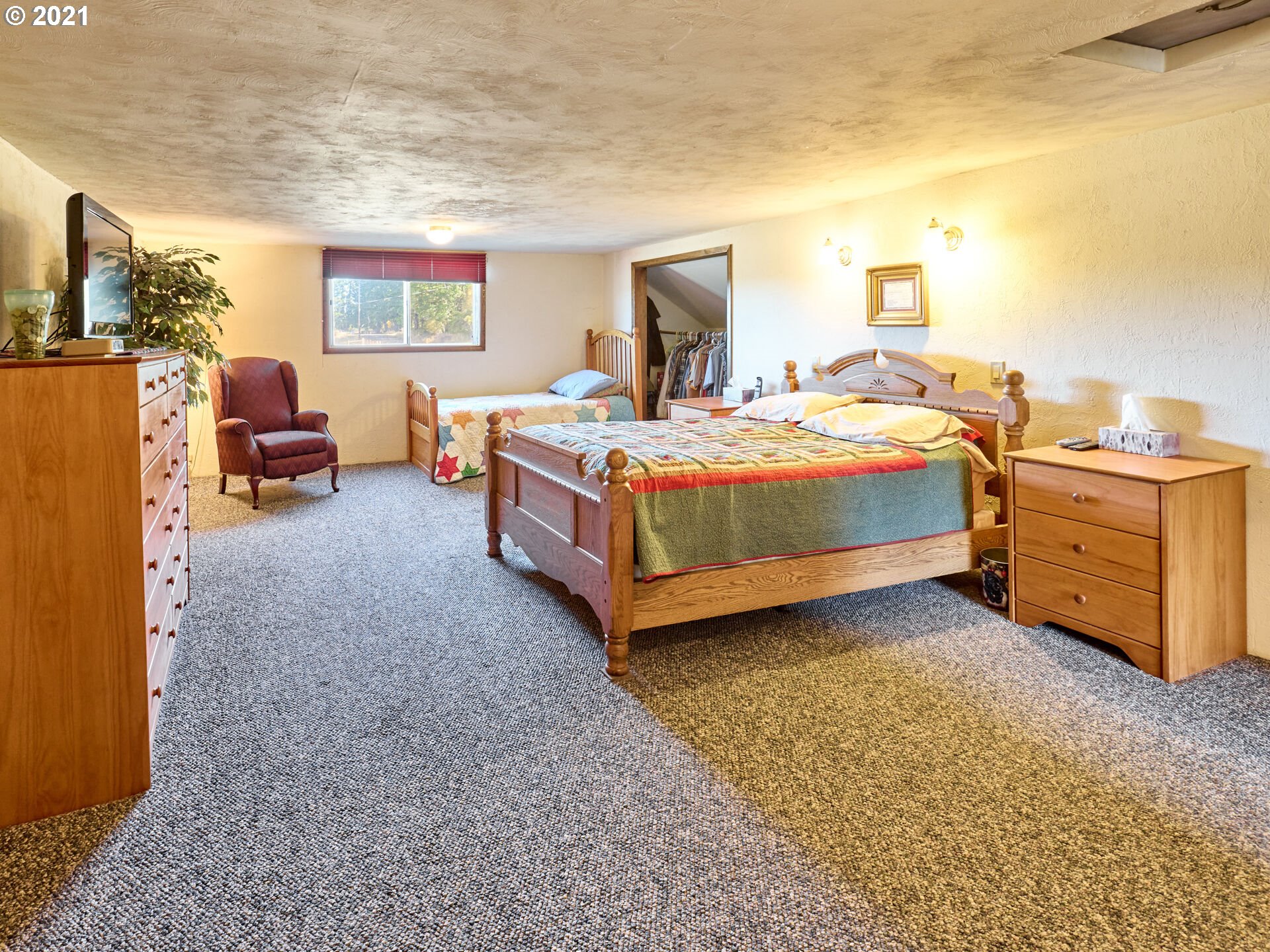 36799 South Hibbard Road Molalla, OR 97038 - Photo 9 of 32 a bedroom with a bed and window