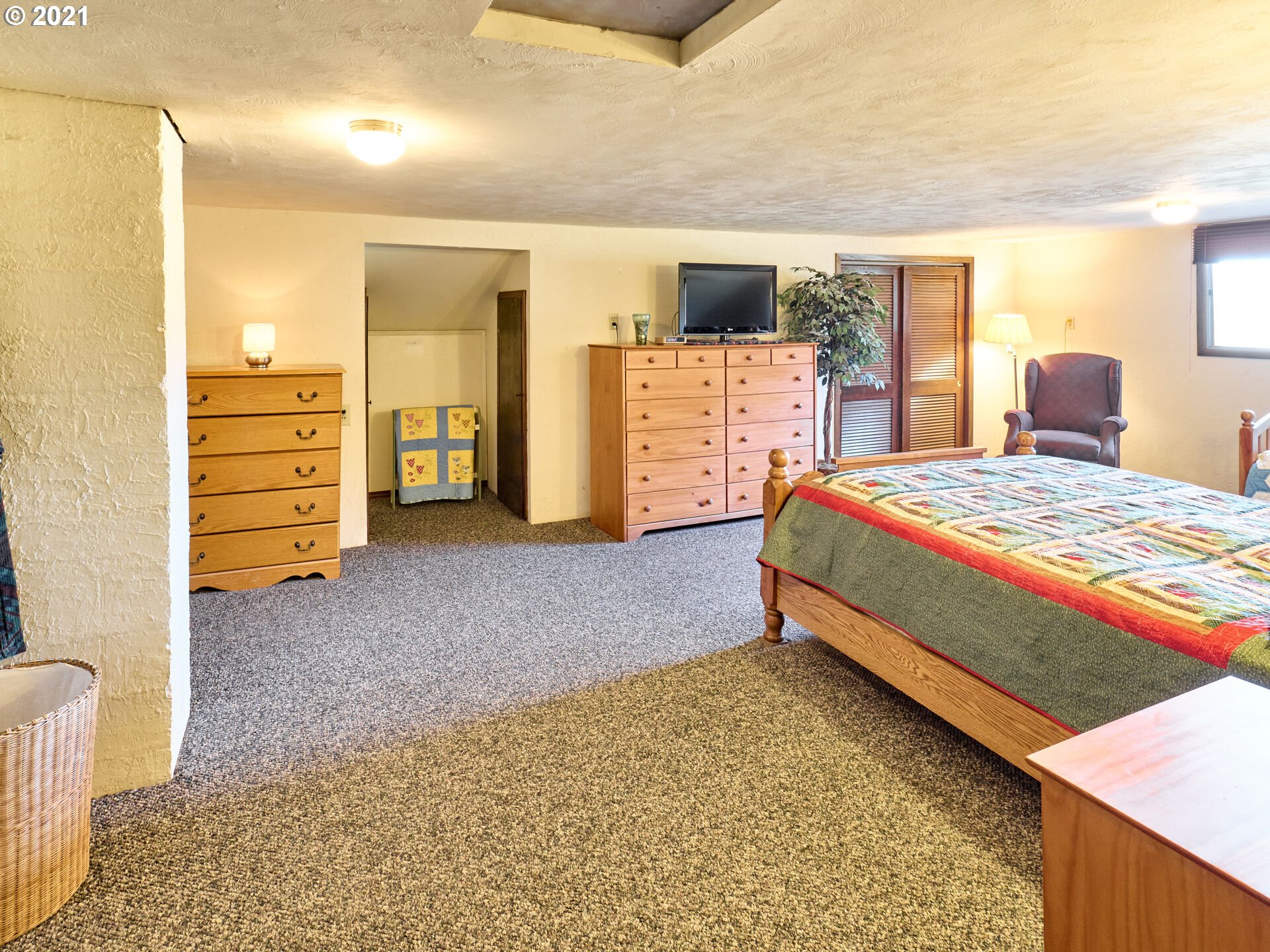 36799 South Hibbard Road Molalla, OR 97038 - Photo 10 of 32 a bed room with a bed and furniture