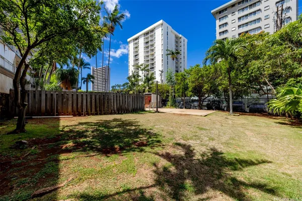 $2,800 | 2724 Kahoaloha Lane, Unit 506, Honolulu, HI 96826