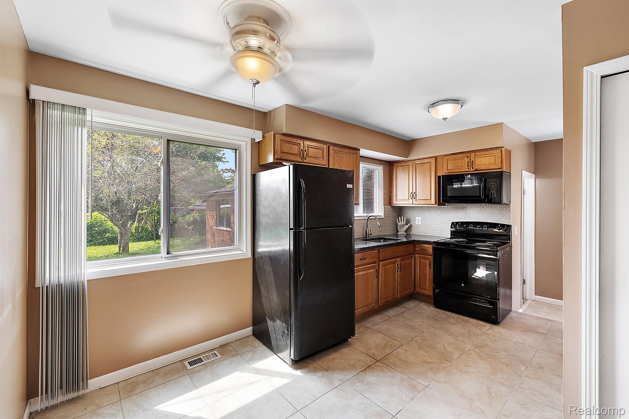 32001 Schoenherr Road Warren, MI 48088 - Photo 5 of 27 Gallery Image 5