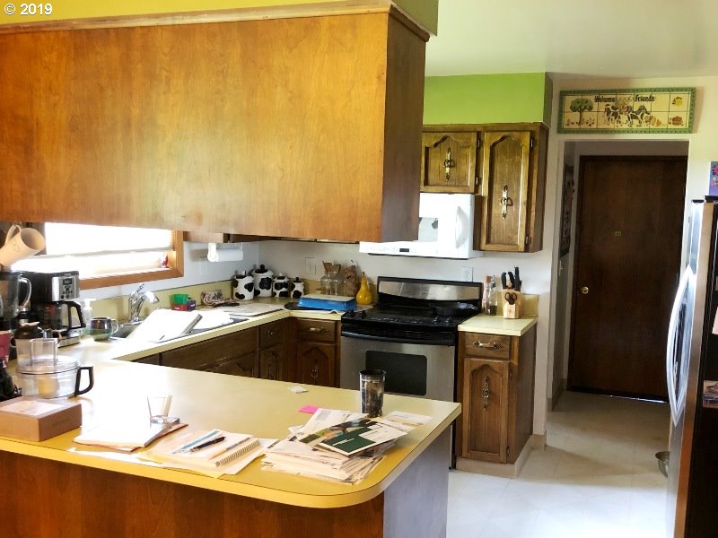 23805 South Rondevic Road Canby, OR 97013 - Photo 13 of 15 a kitchen with a sink stove and refrigerator