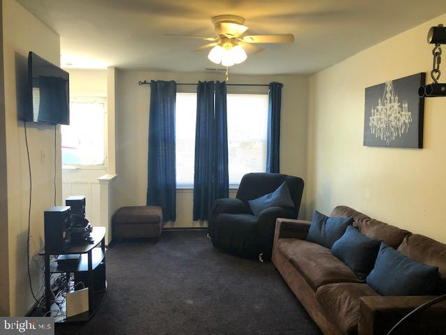 2812 Saxton Road Philadelphia, PA 19114 - Photo 6 of 23 Living room