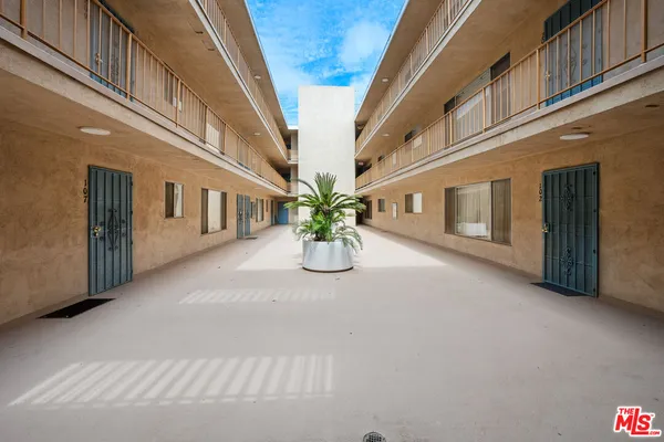 $5,495 | 833 5th Street, Unit 203, Santa Monica, CA 90403