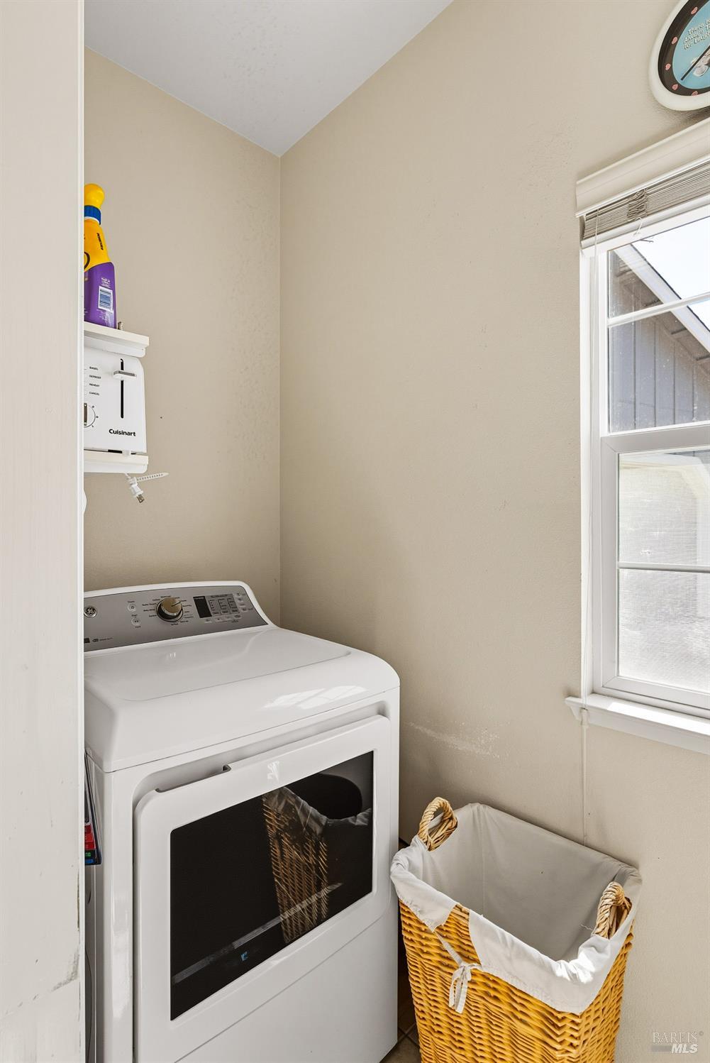1724 Palomino Court Healdsburg, CA 95448 - Photo 10 of 30 a utility room with dryer and washer