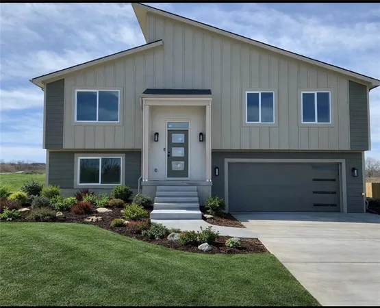 $385,900 | 2112 Southeast Oak Ridge Drive, Oak Grove, MO 64075