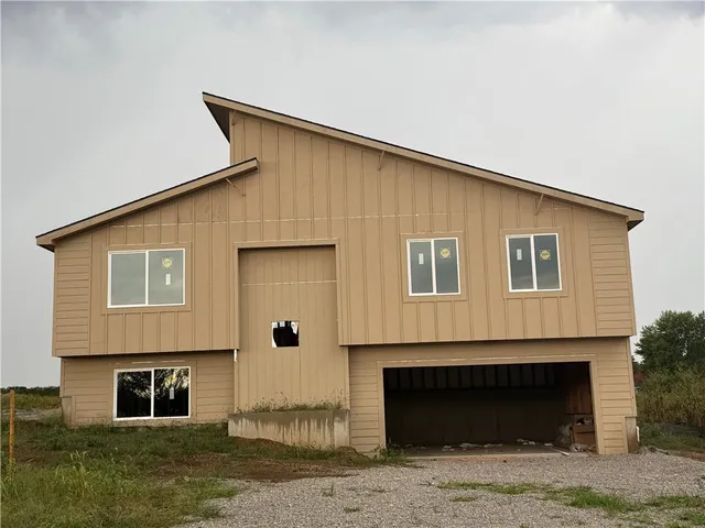 $385,900 | 2112 Southeast Oak Ridge Drive, Oak Grove, MO 64075