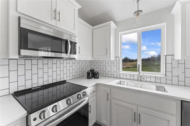 $385,900 | 2112 Southeast Oak Ridge Drive, Oak Grove, MO 64075