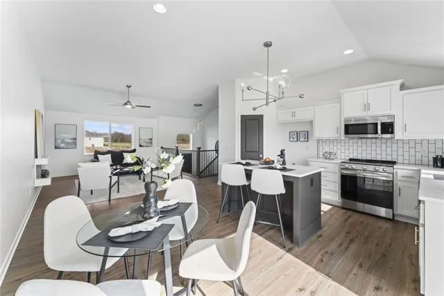 $385,900 | 2112 Southeast Oak Ridge Drive, Oak Grove, MO 64075