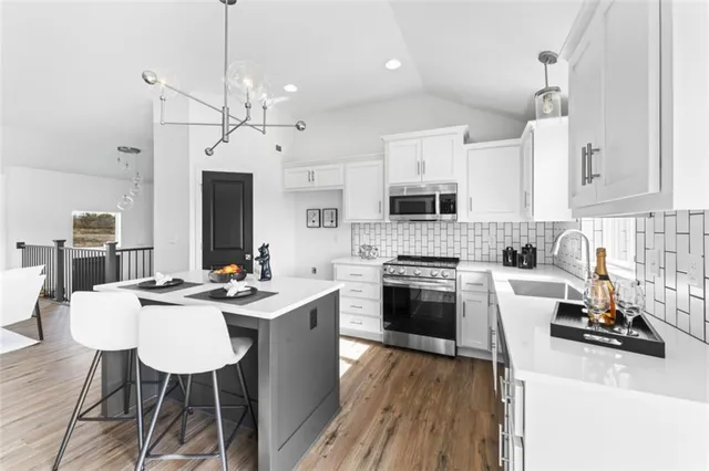 $385,900 | 2112 Southeast Oak Ridge Drive, Oak Grove, MO 64075