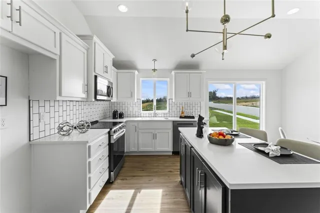 $385,900 | 2112 Southeast Oak Ridge Drive, Oak Grove, MO 64075