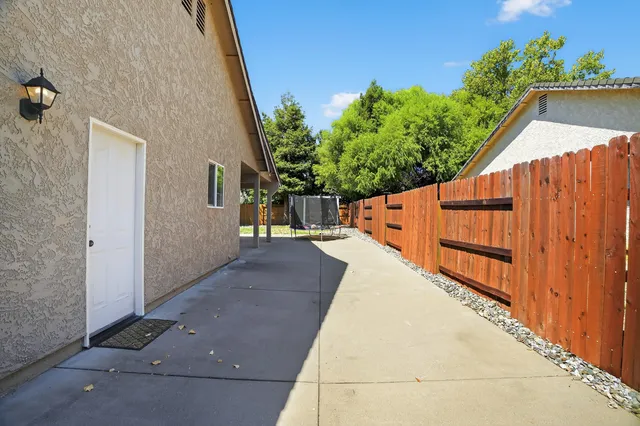 a view of a house with backyard