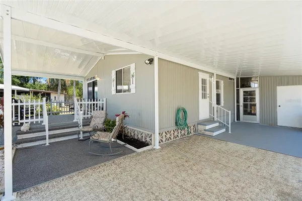 a view of livingroom with furniture