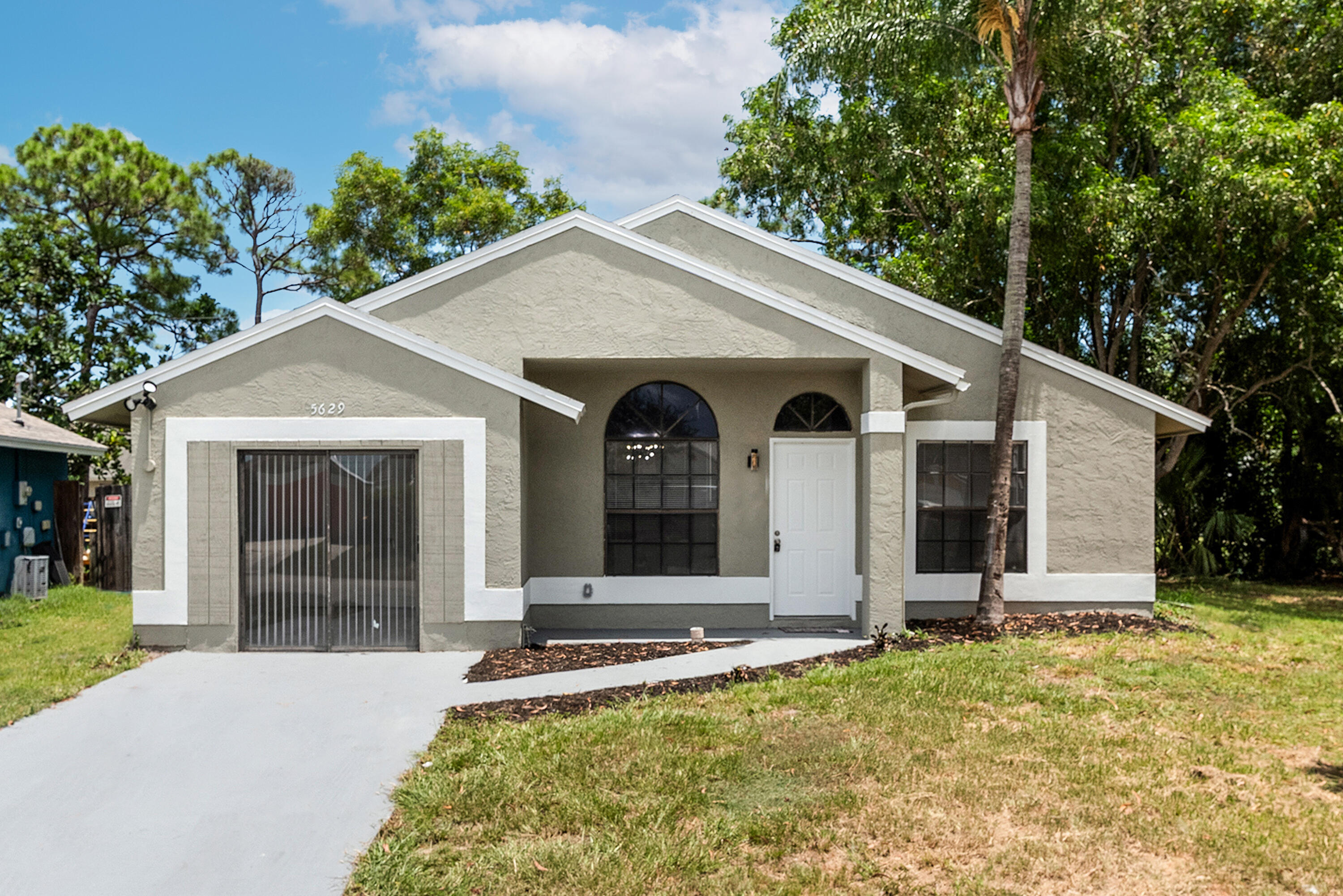 5629 Southeast Collins Avenue Stuart, FL 34997 - Photo 4 of 39 a front view of house with yard