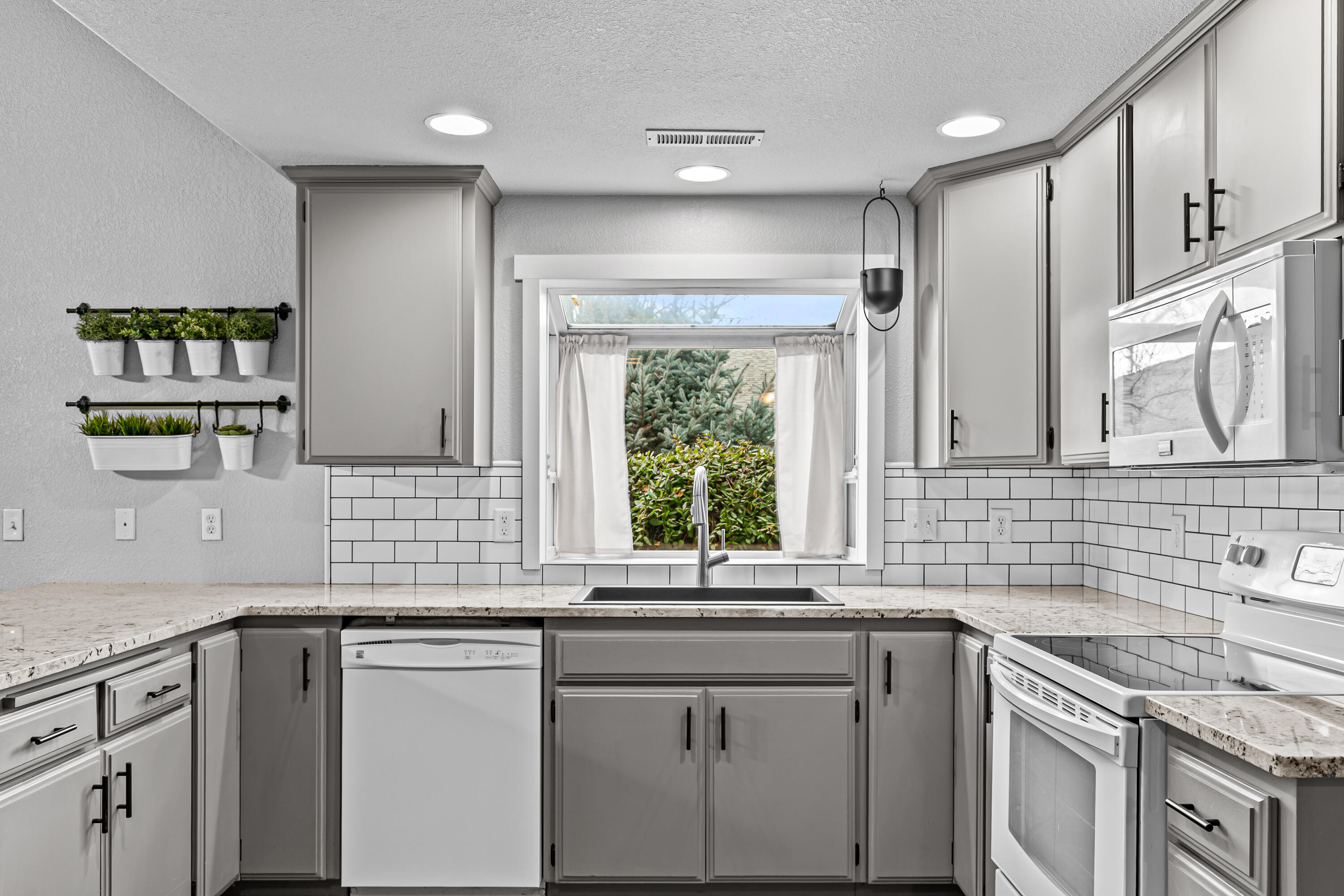 388 Crystal Drive Eagle Point, OR 97524 - Photo 13 of 35 13