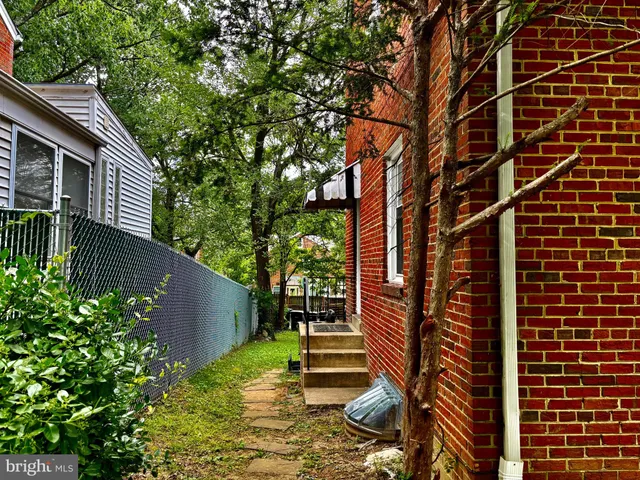 a view of a pathway with a pathway of a house