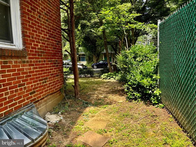 a view of a backyard