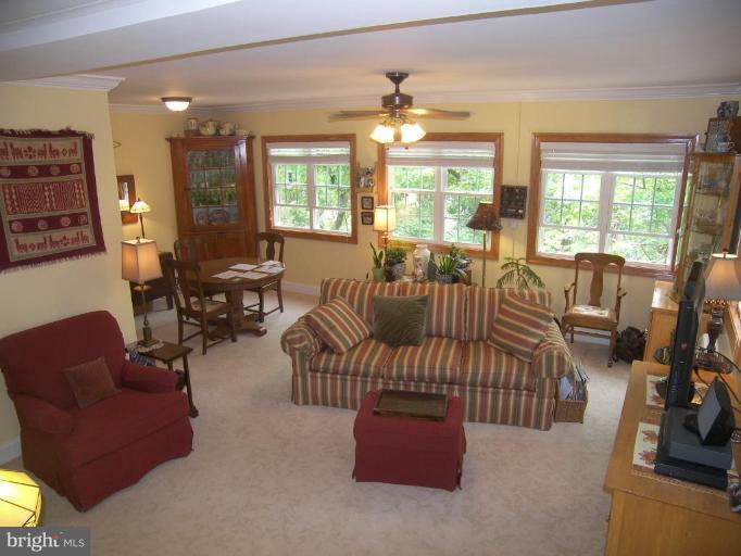 3520 Gunston Road, Unit 71735 Alexandria, VA 22302 - Photo 2 of 13 Living Room/Dining Room